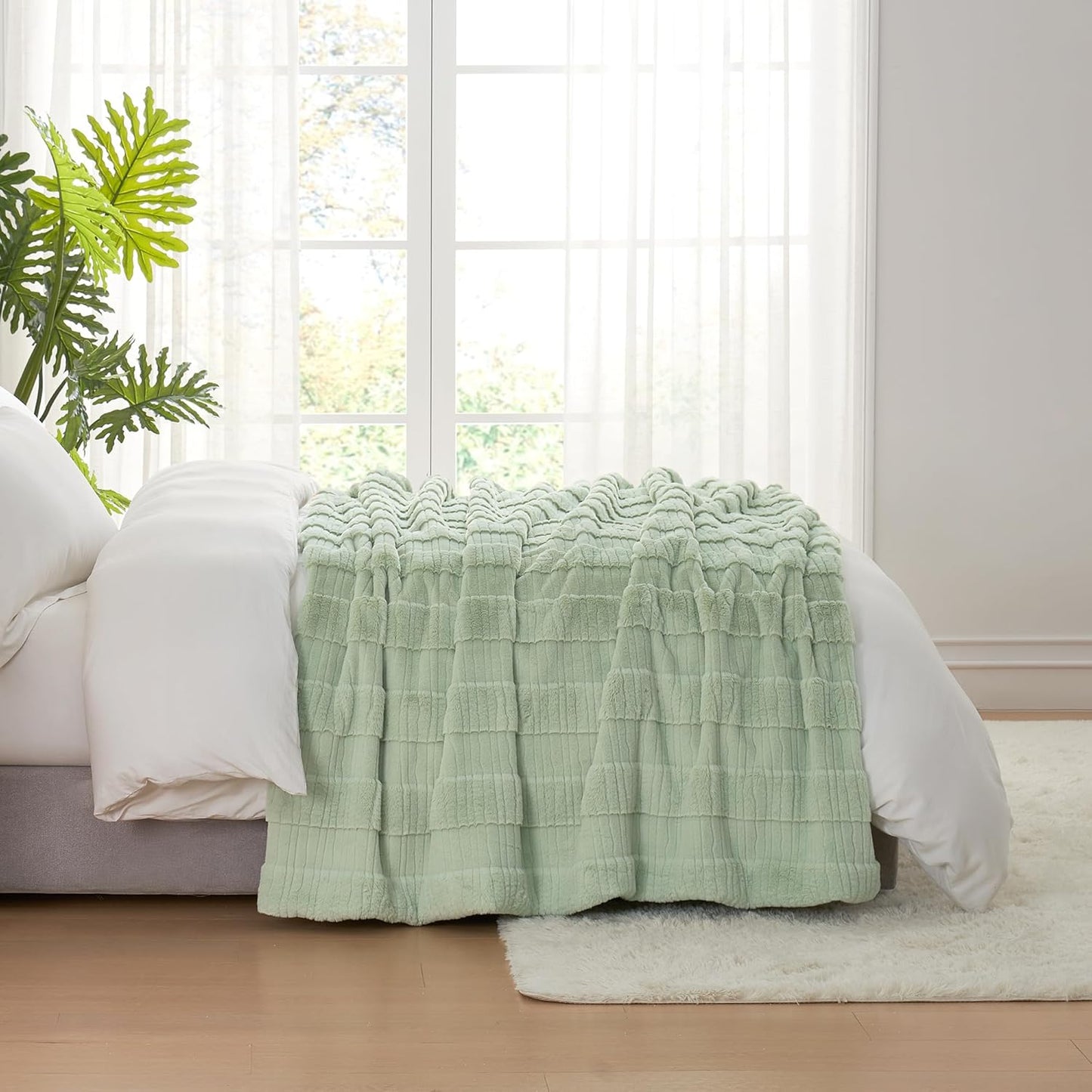 Amélie Home Luxury Striped Faux Fur Throw Blanket for Couch, Embossed Split Fur Cozy Fuzzy Fluffy