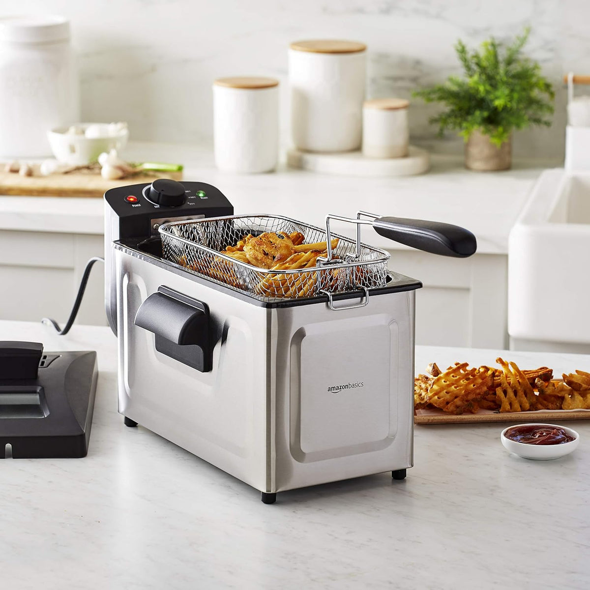 Amazon Basics 3.2-Qt (3.0L) Deep Fryer with 12-Cup Oil Capacity, Adjustable Temperature, Easy