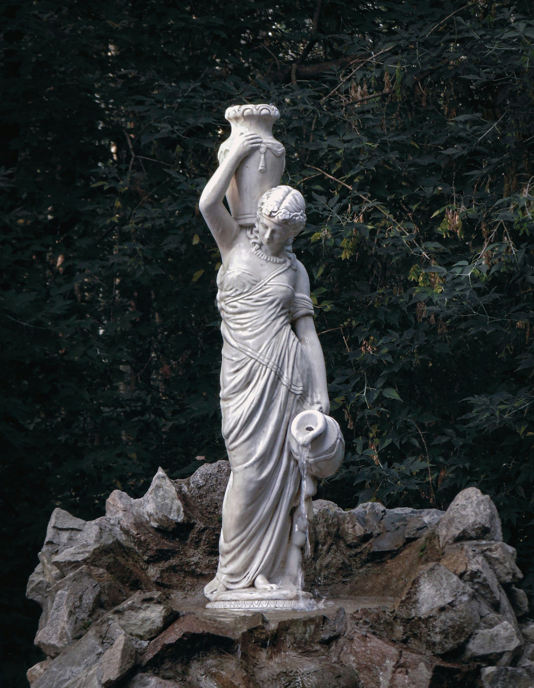 Outdoor Statue Spotlight: A Quiet Patio Corner Focal Point