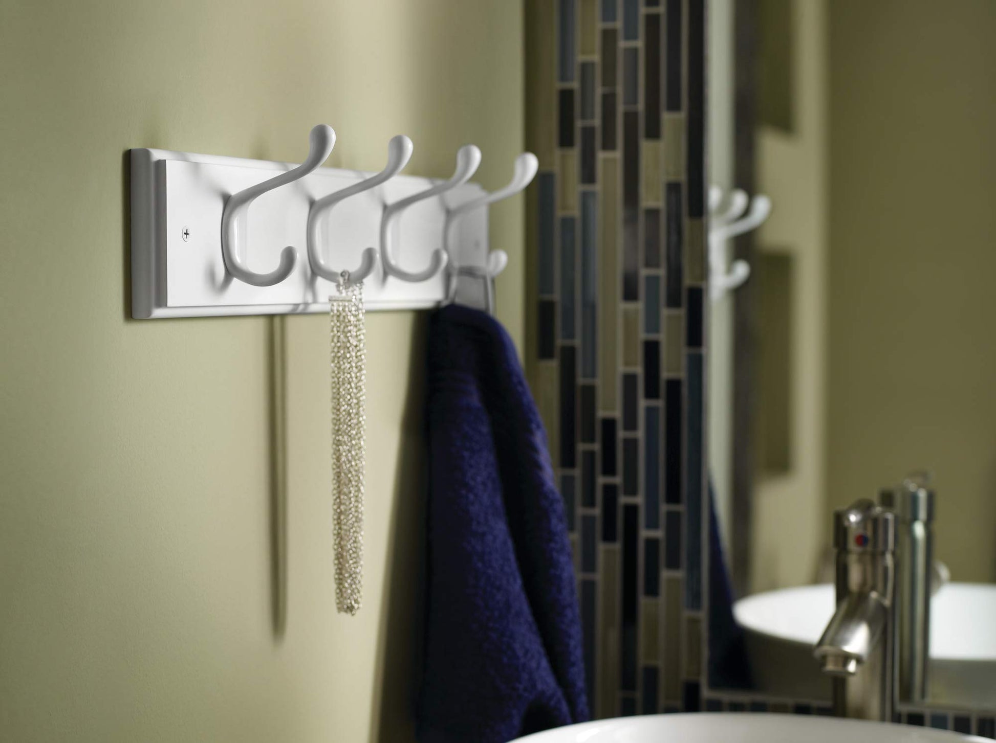 Liberty Hardware 129847 18-Inch Coat and Hat Rail/Rack with 4 Heavy Duty Hooks, White and White