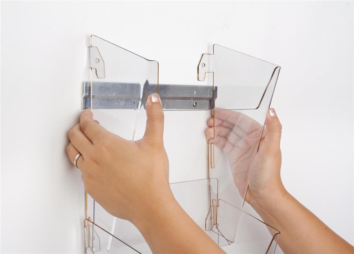Displays2go Hanging Literature Rack with 8 Tiered Pockets for 8.5x11 Magazines, Wall Mounting