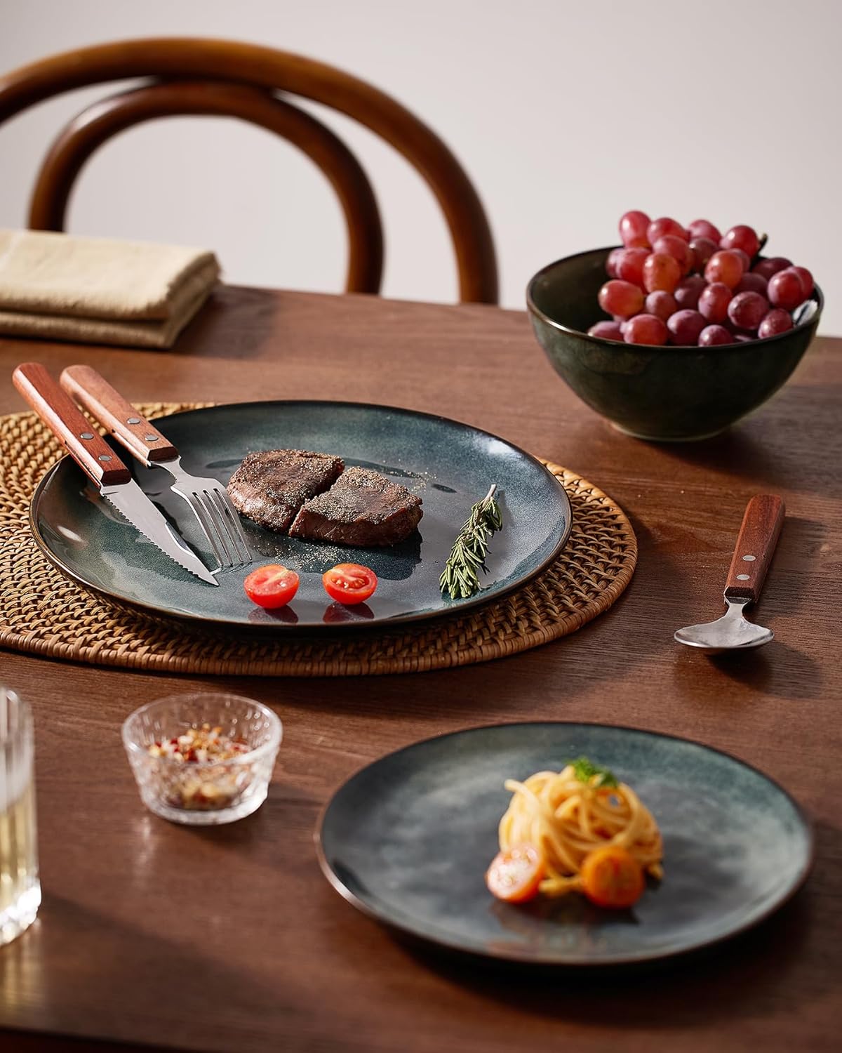 Famiware Dinnerware Sets for 4, Ocean Round 12-Piece Kitchen Plates and Bowls Sets, Reactive Glaze
