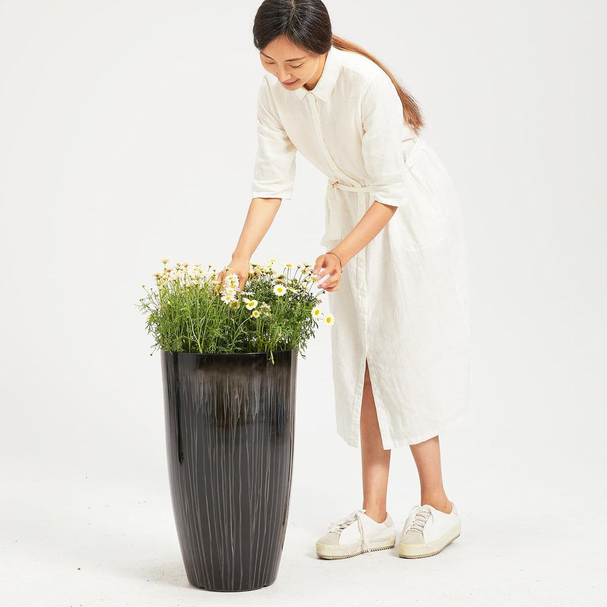 Worth Garden 23.5" H. Large Plastic Planters - Set of 2 Gradient Black Glossy Smooth Finish - Tall