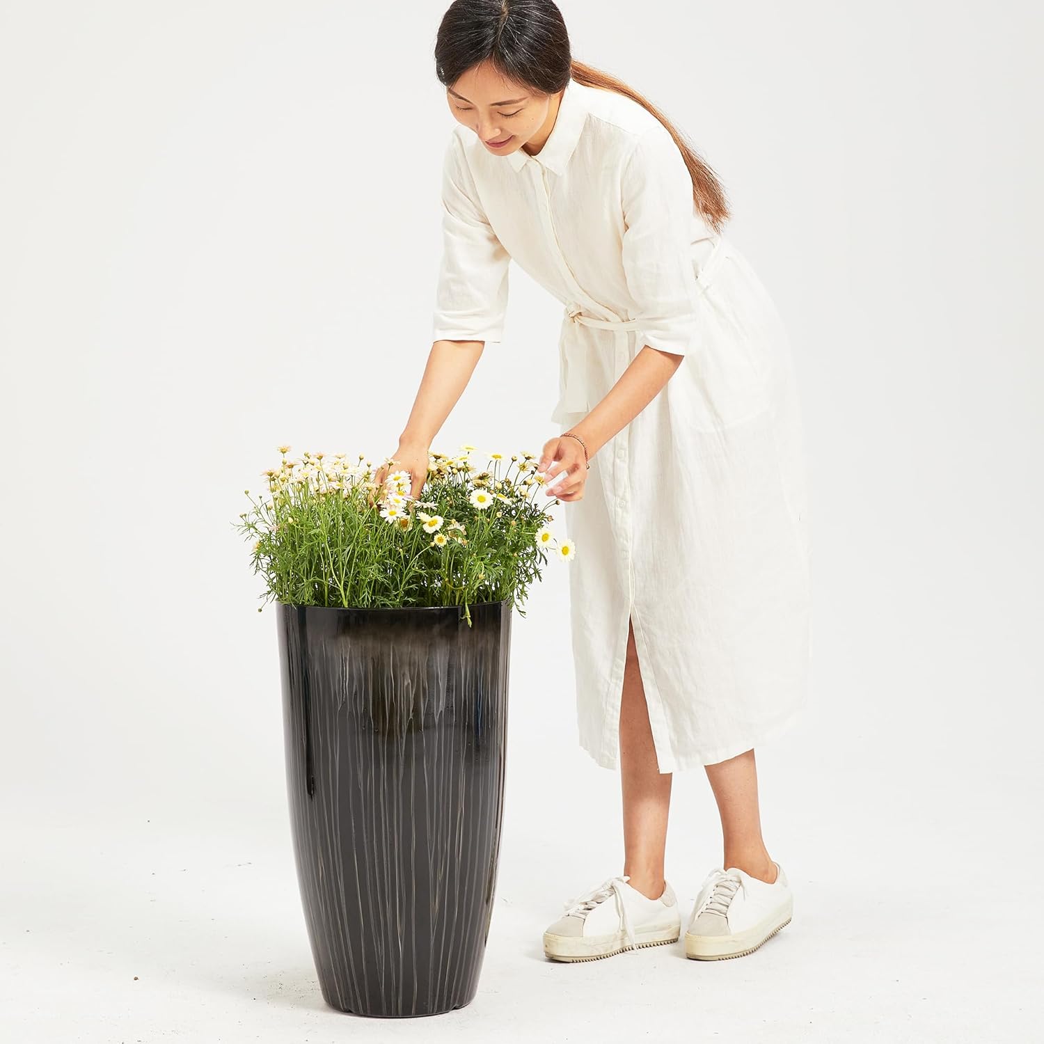 Worth Garden 23.5" H. Large Plastic Planters - Set of 2 Gradient Black Glossy Smooth Finish - Tall