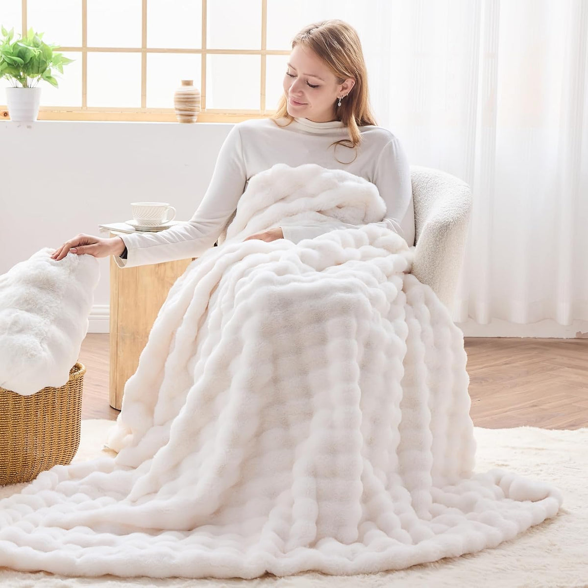 NEWCOSPLAY Faux Fur King Blanket Ivory Bubble Blanket Thick Warm Soft for Couch Sofa Bed 550GSM