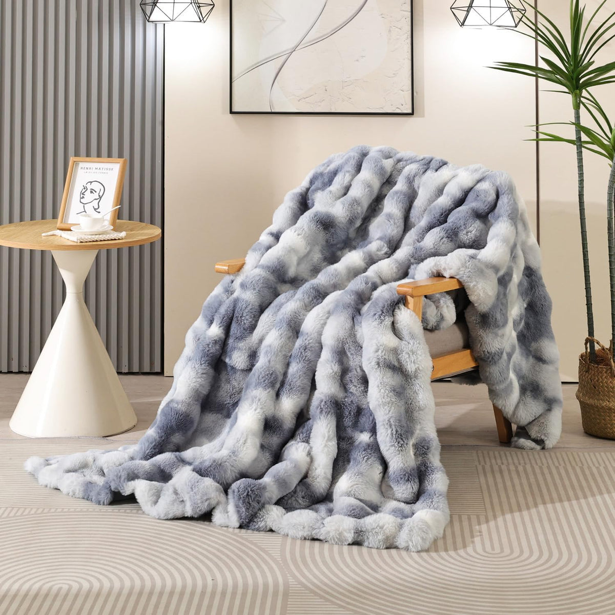 Latepis Faux Fur Throw Blanket for Couch, Soft Luxury Faux Fur Bubble Blanket for Sofa and Bedroom