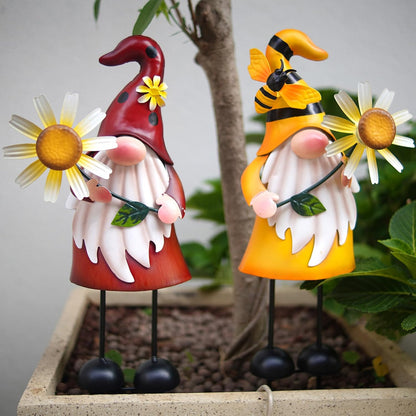 HONGLAND Gnome Metal Yard Art - Metal Gnome Statue -Gnome Outdoor Decorations - Bee and Ladybug