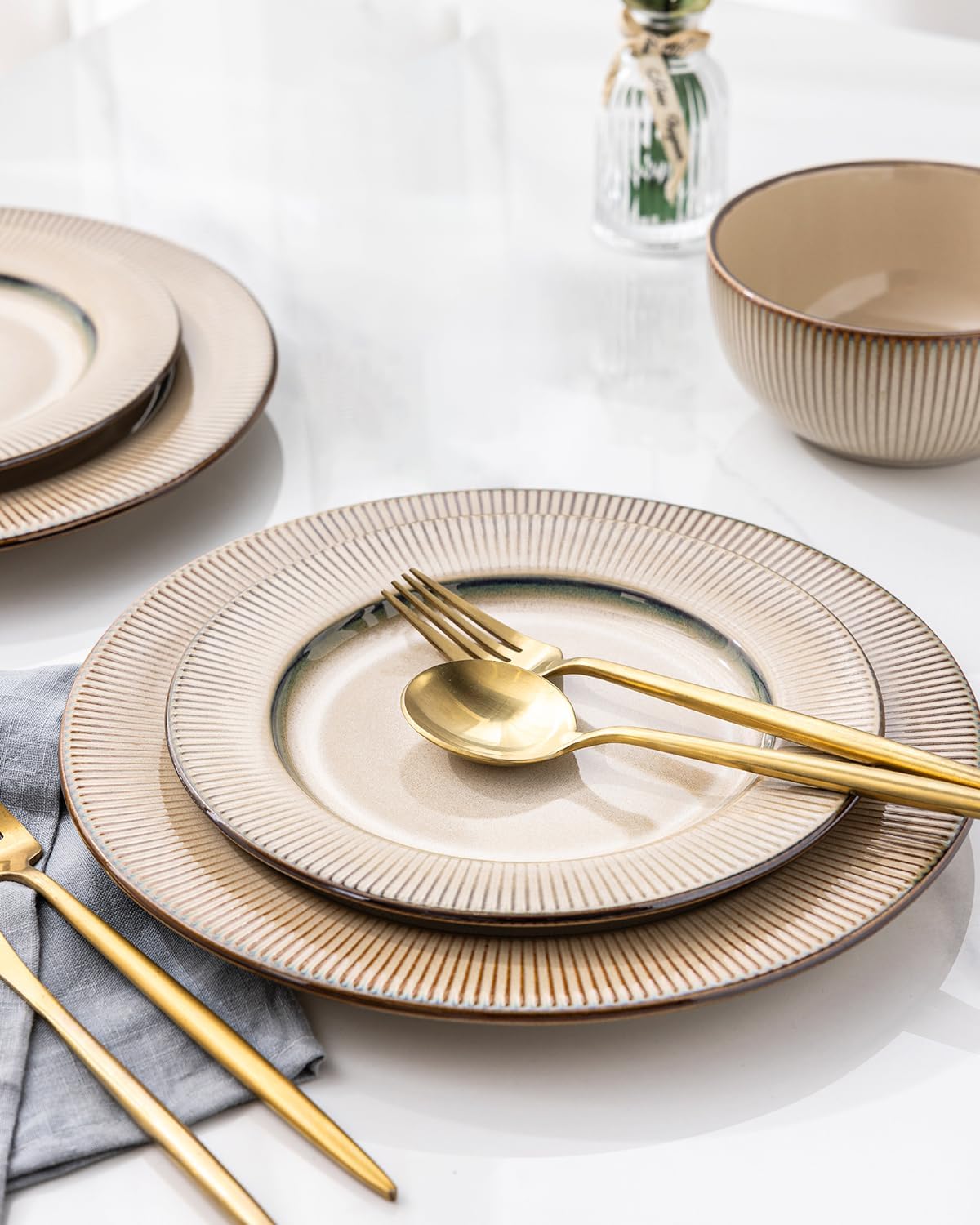 GBHOME Ceramic Dinnerware Sets, 18 Piece Embossed Elegant Stoneware Plates and Bowls Sets