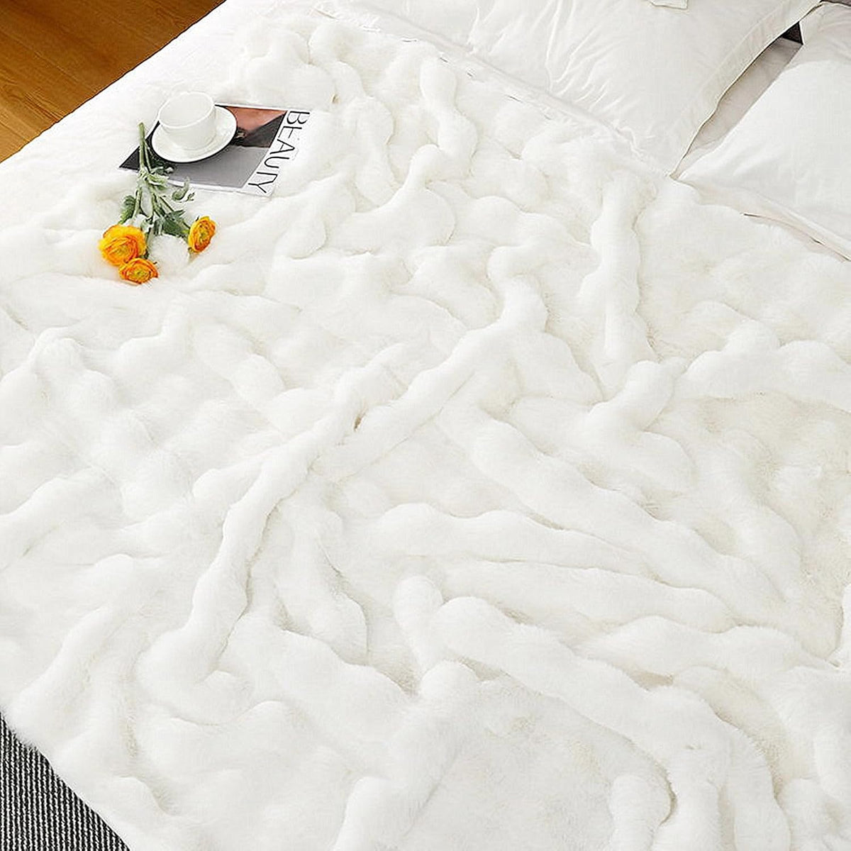 UKELER White Faux Fur Throw Blanket Large Super Soft Fluffy Bed Blankets Throws for Bedroom, Living