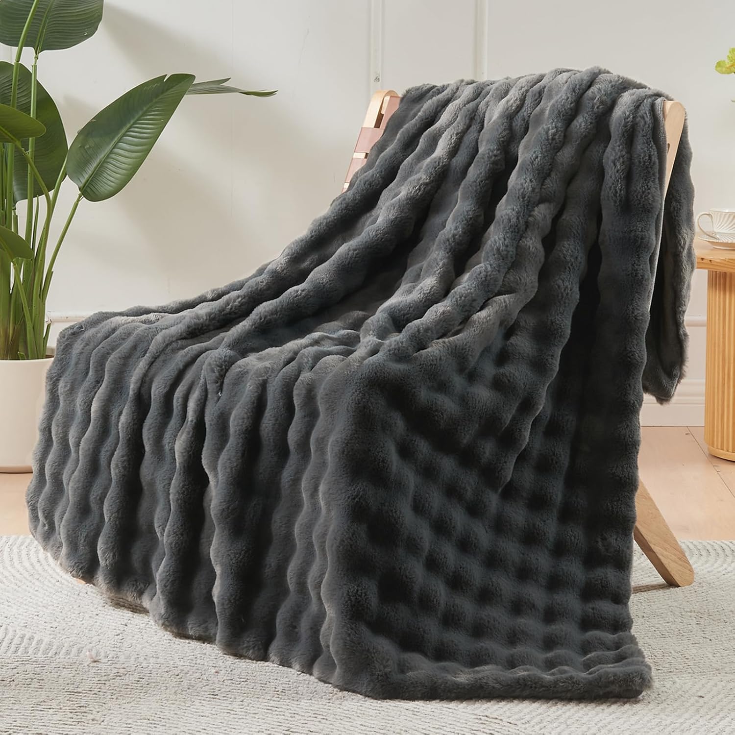 NEWCOSPLAY Faux Fur Throw Blanket Grey Bubble Blanket Thick Warm Soft for Couch Sofa Bed 550GSM