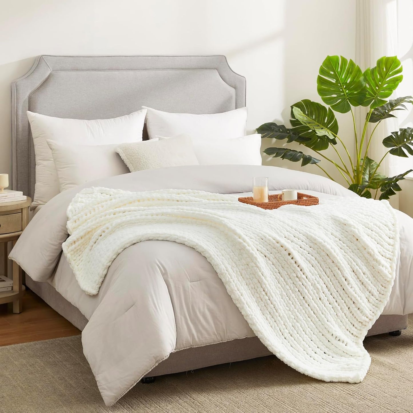 Amélie Home Chunky Knit Throw Blanket for Couch, Soft Chenille Crochet Blanket for Children