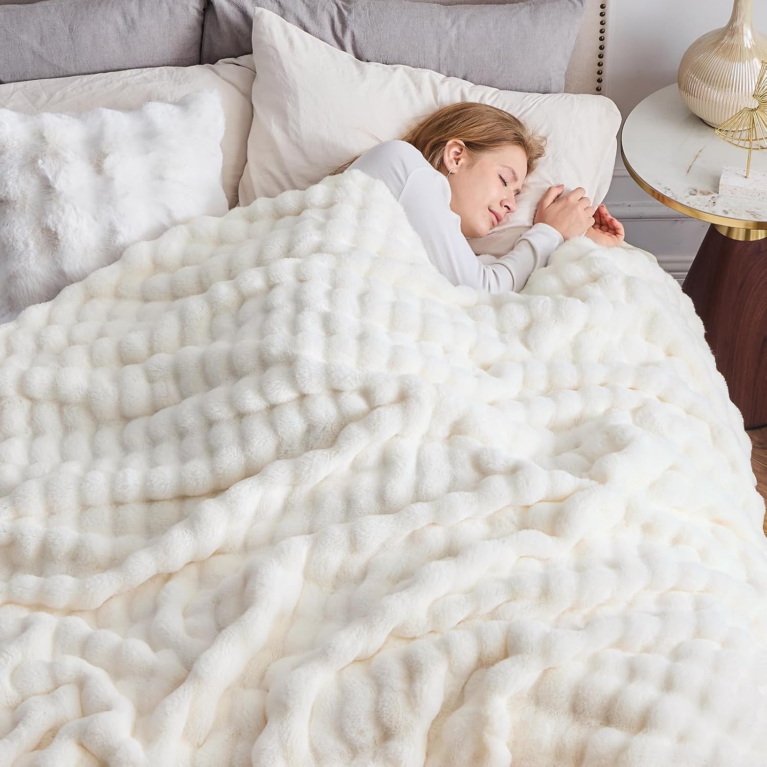 NEWCOSPLAY Faux Fur Queen Blanket Ivory Bubble Blanket Thick Warm Soft for Couch Sofa Bed 550GSM