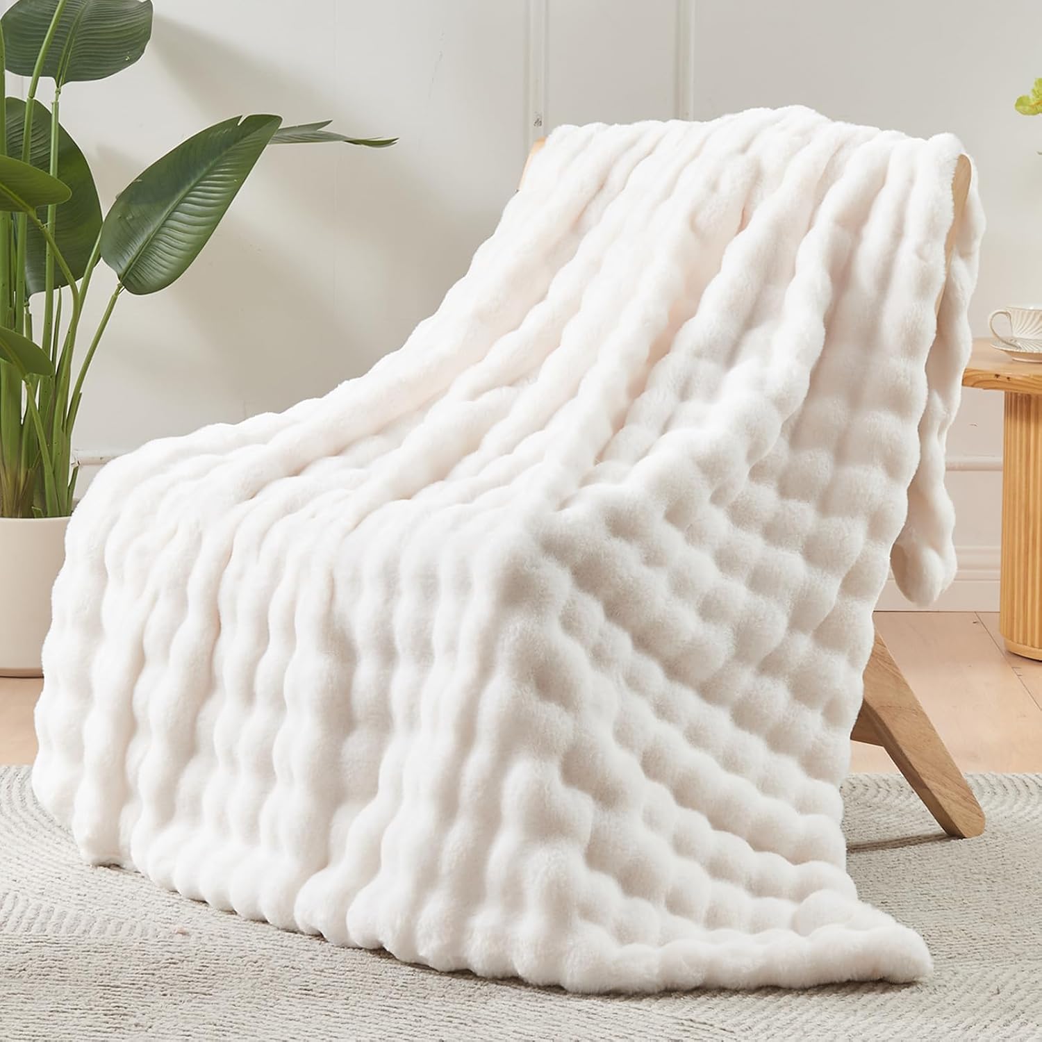 NEWCOSPLAY Faux Fur Throw Blanket Ivory Bubble Blanket Thick Warm Soft for Couch Sofa Bed 550GSM