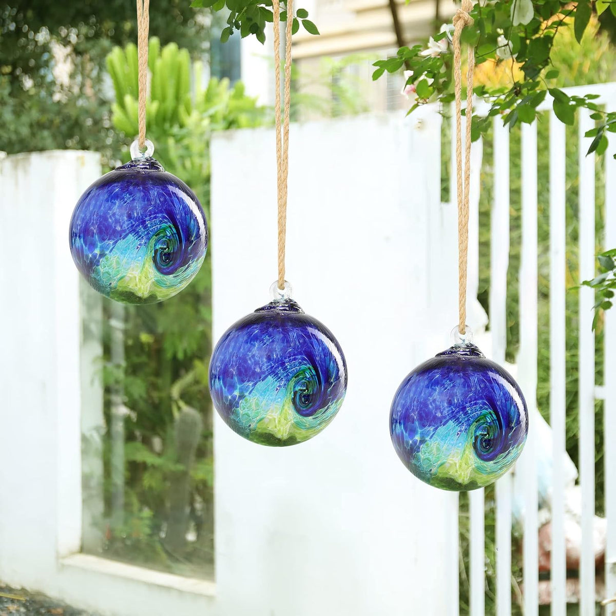 VCUTEKA Hanging Garden Gazing Ball, Hand-Blown Glass Witch Ball for Outdoor Garden Décor, 6"