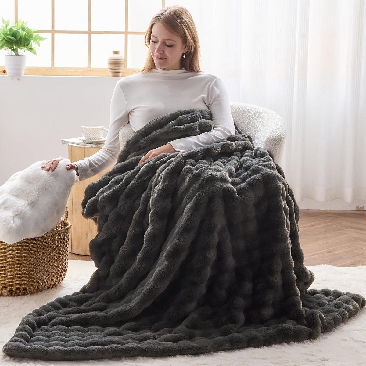 NEWCOSPLAY Faux Fur Throw Blanket Grey Bubble Blanket Thick Warm Soft for Couch Sofa Bed 550GSM