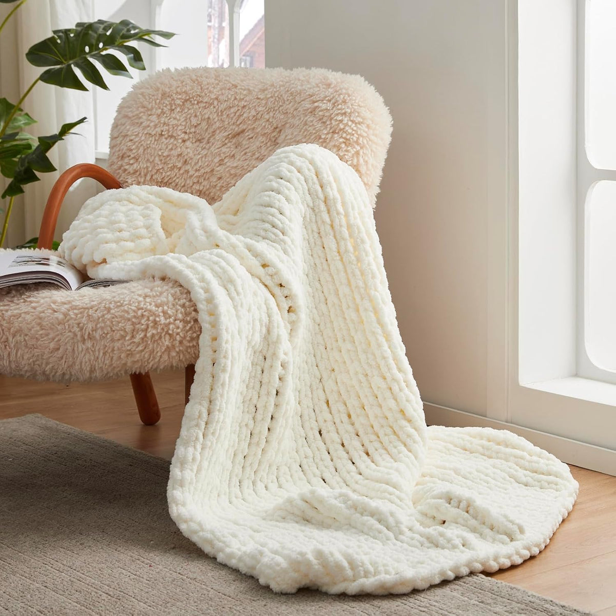 Amélie Home Chunky Knit Throw Blanket for Couch, Soft Chenille Crochet Blanket for Children