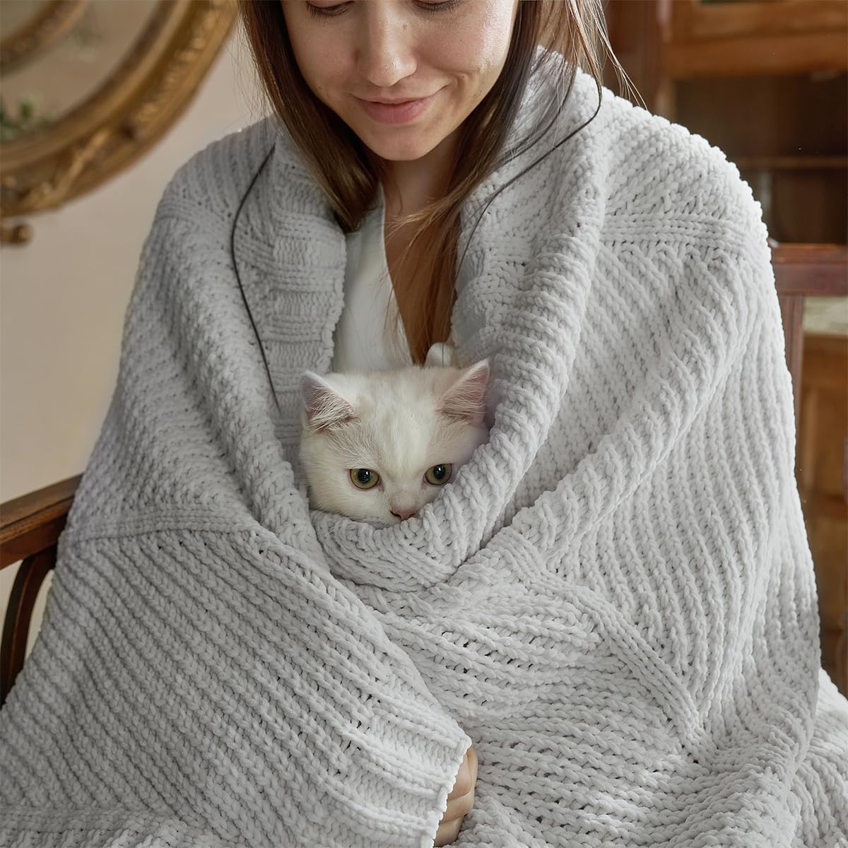 Amélie Home Chenille Knit Throw Blanket for Couch, Chevron Texture Decorative Soft Blanket for
