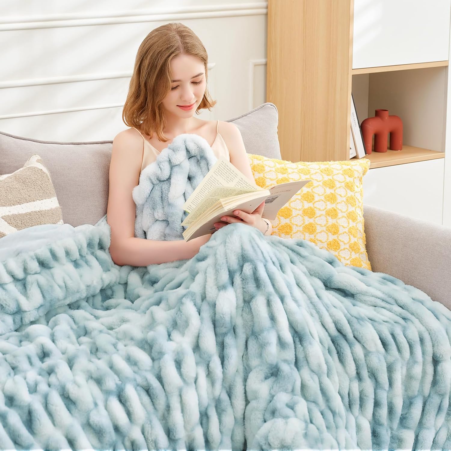 Ultra Soft Luxury Faux Fur Throw Blanket for Counch,Fuzzy Fluffy Plush Warm Cozy Elegant Wrinkled