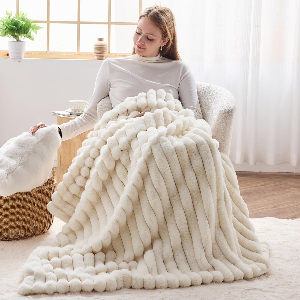 NEWCOSPLAY Faux Fur Throw Blanket Ivory 3D Ribbed Plush Thick Warm Blanket for Couch Sofa Bed