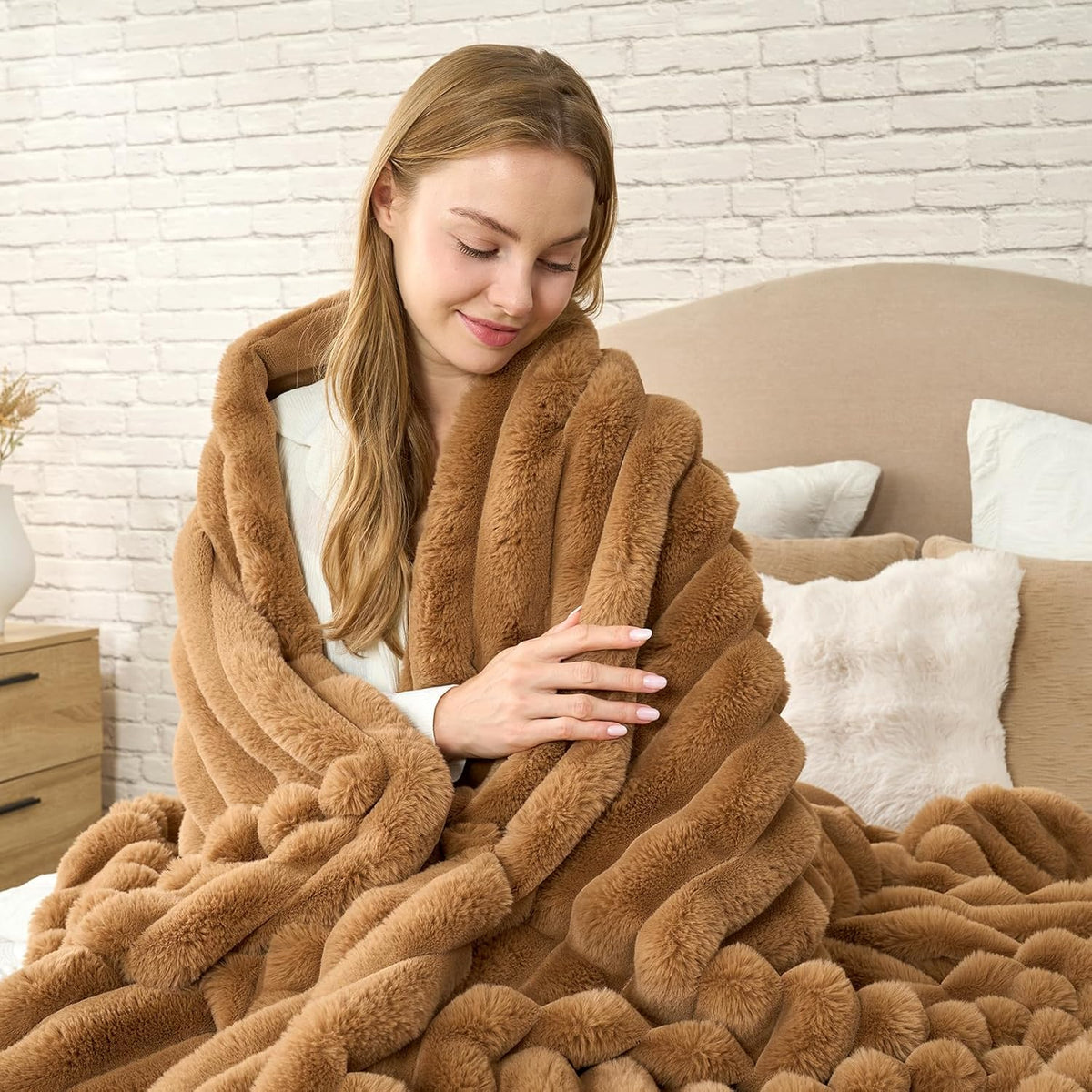 Cozy Bliss Faux Fur Throw Blanket for Couch, Cozy Warm Plush Striped Blanket for Sofa Bedroom