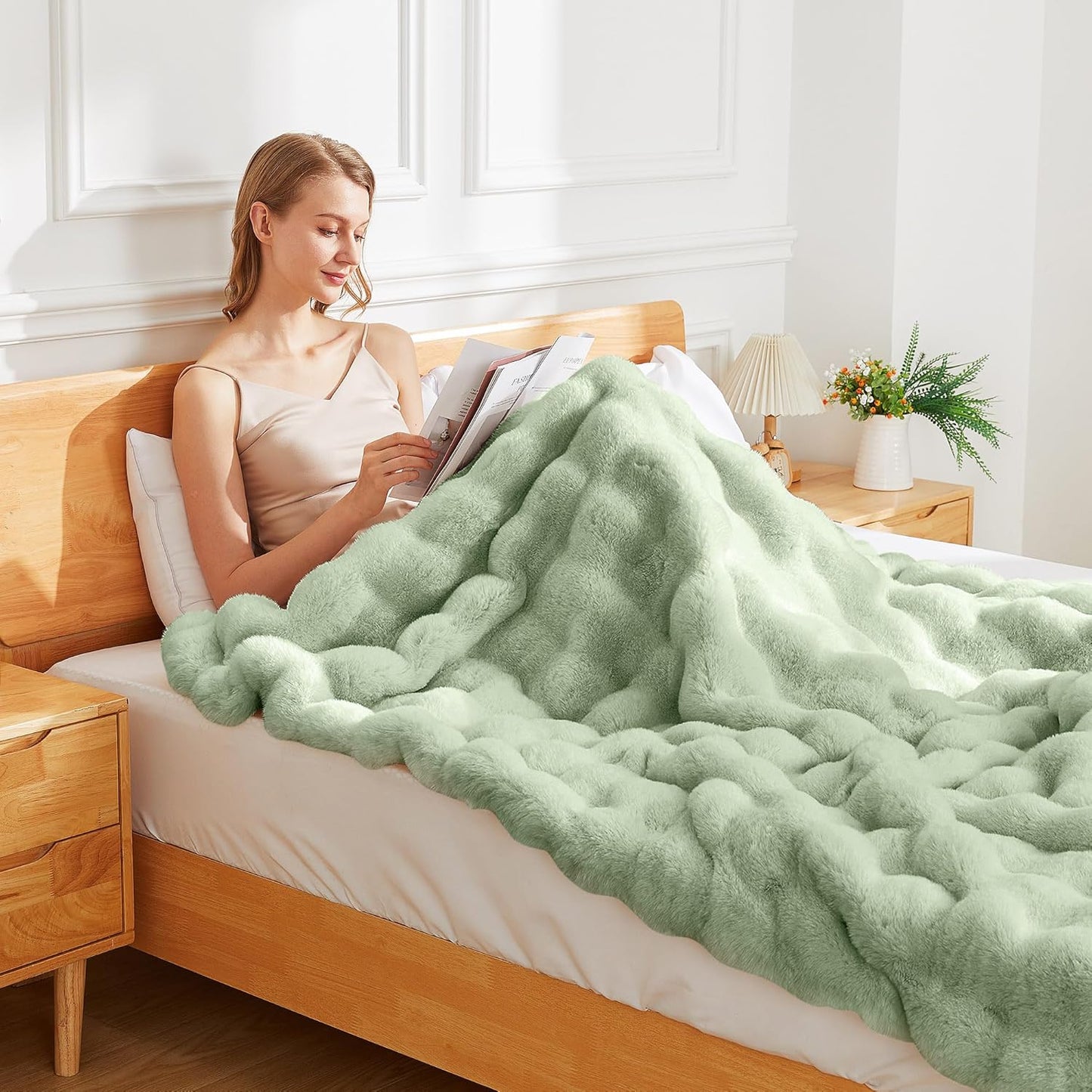 Latepis Soft Faux Fur Blanket Bubble Twin Size Comfy Blanket for Bed Fuzzy Cozy Thick Blankets for