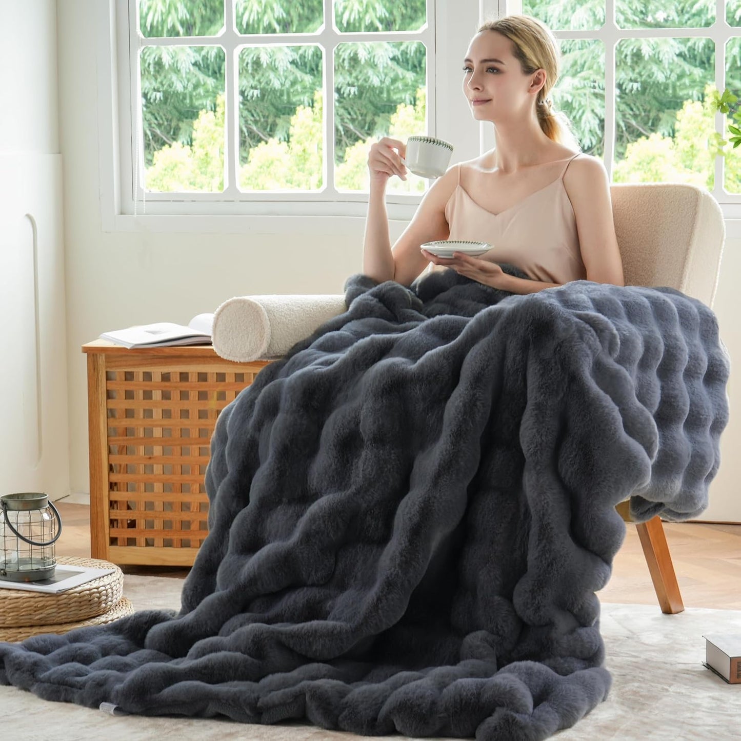 BENVWE Faux Fur Throw Blanket for Couch – Cozy Fuzzy Soft Plush Fluffy Thick Luxury Minky Bubble