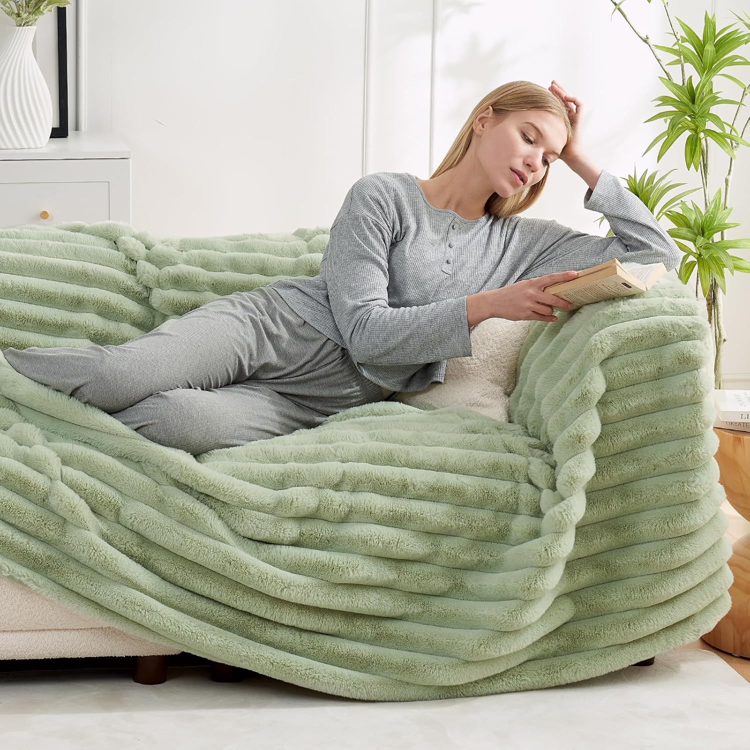 Cozy Bliss Faux Fur Throw Blanket for Couch, Cozy Warm Plush Striped Blanket for Sofa Bedroom