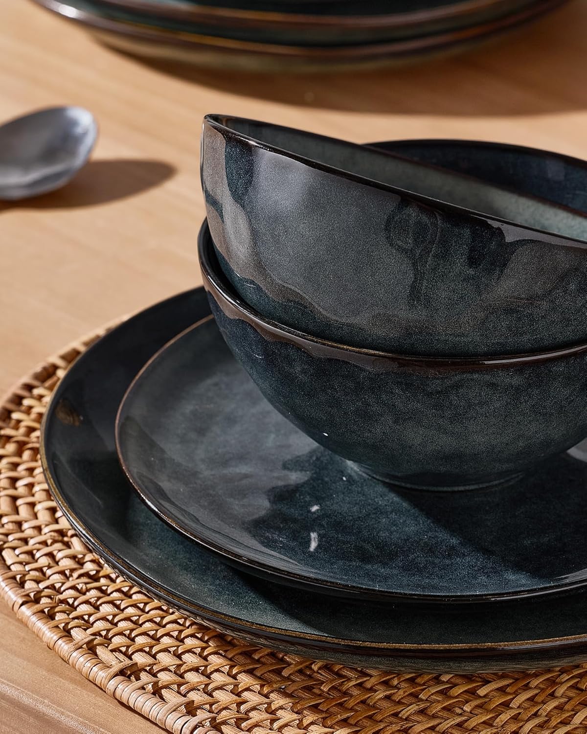 Famiware Dinnerware Sets for 4, Ocean Round 12-Piece Kitchen Plates and Bowls Sets, Reactive Glaze