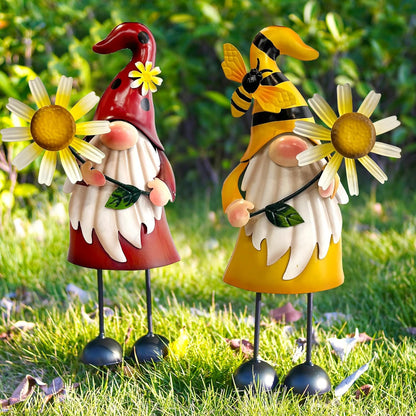 HONGLAND Gnome Metal Yard Art - Metal Gnome Statue -Gnome Outdoor Decorations - Bee and Ladybug