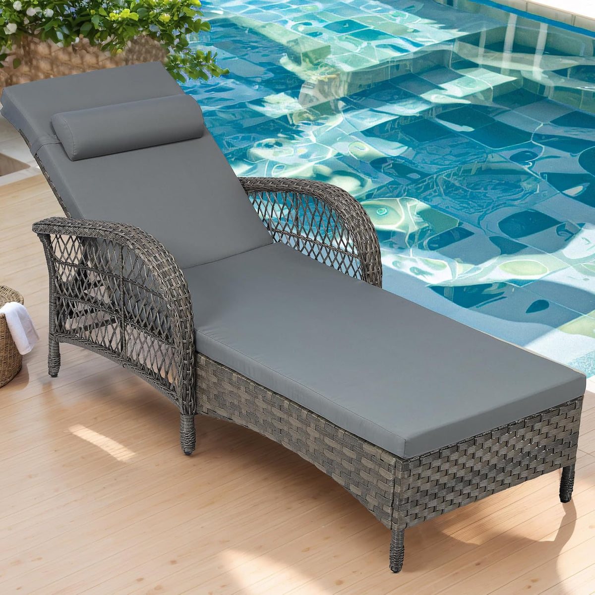VIVIJASON Outdoor Wicker Chaise Lounge Chair, All-Weather PE Rattan Cushioned Patio Lounger Chair