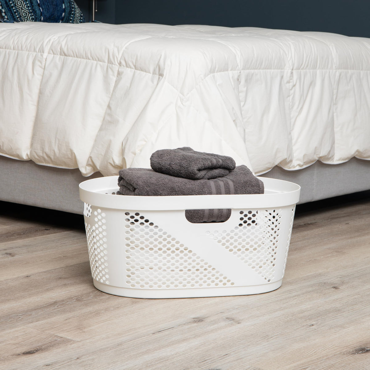 Mind Reader 40L Ventilated Laundry Baskets, Lightweight Clothes Hamper with Cutout Handles for