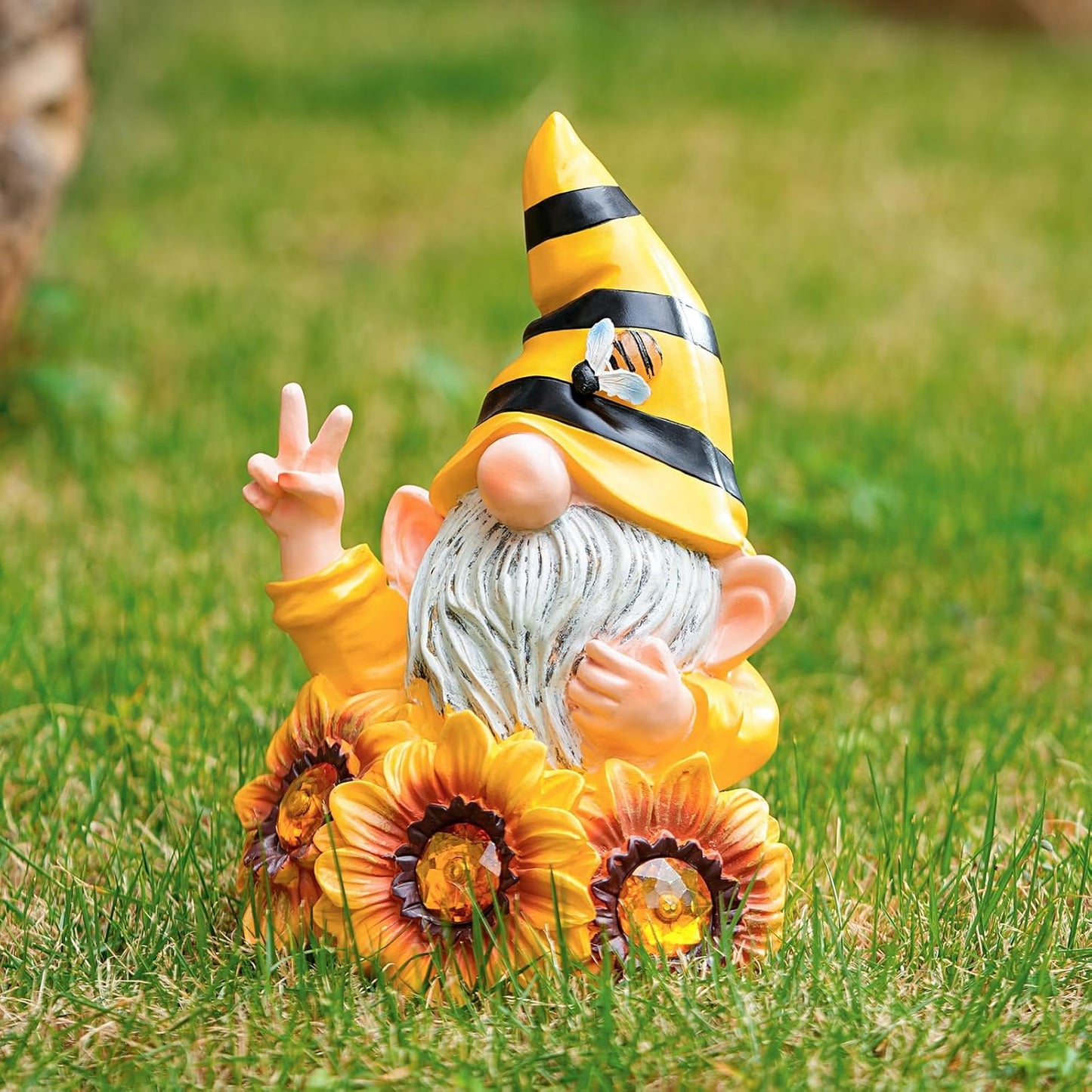 Garden Sculptures & Statues Resin Summer Bee Gnome with Sunflower, Outdoor Funny Decoration Solar