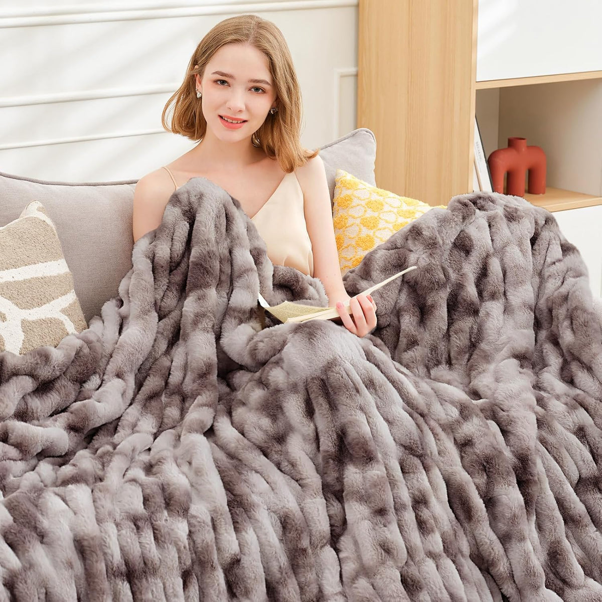 Ultra Soft Luxury Faux Fur Throw Blanket for Counch,Fuzzy Fluffy Plush Warm Cozy Elegant Wrinkled