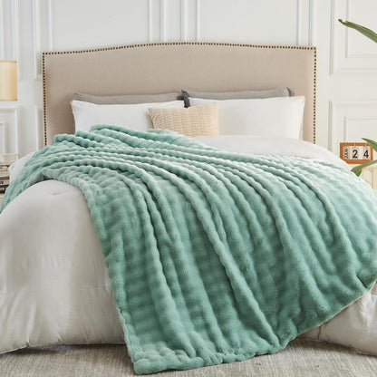 NEWCOSPLAY Faux Fur King Blanket Sage Green Bubble Blanket Thick Warm Soft for Couch Sofa Bed
