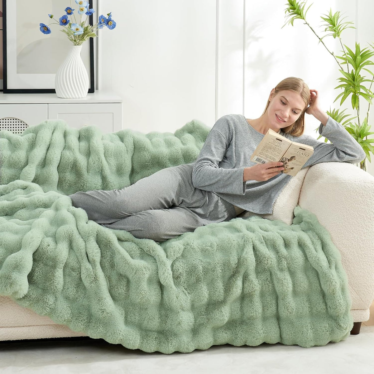 Cozy Bliss Faux Fur Throw Blanket for Couch, Fuzzy Soft Plush Thick Bubble Blanket for Sofa Bedroom