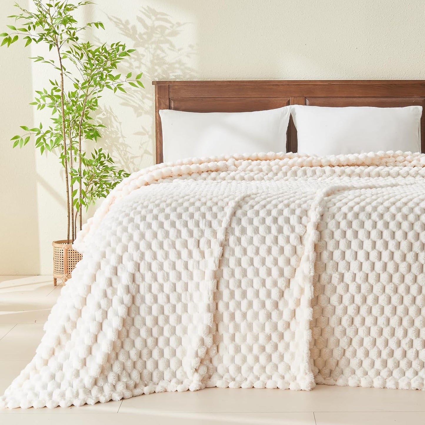 NEWCOSPLAY Super Soft King Blanket Ivory Premium Silky Flannel Fleece 3D Clouds Stylish Jacquard