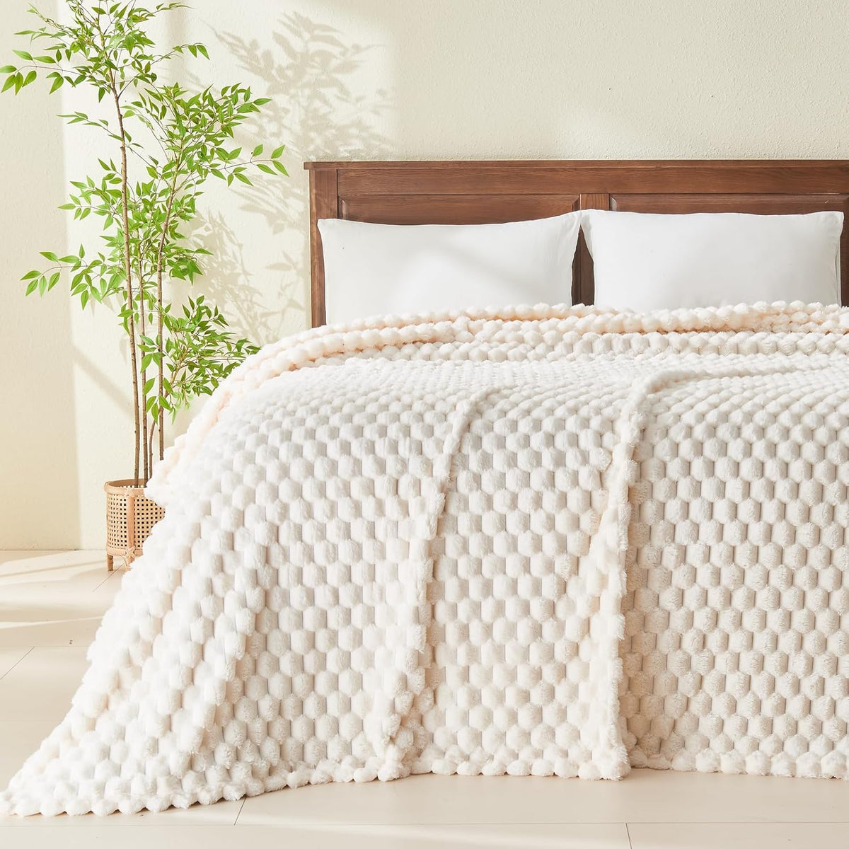 NEWCOSPLAY Super Soft King Blanket Ivory Premium Silky Flannel Fleece 3D Clouds Stylish Jacquard