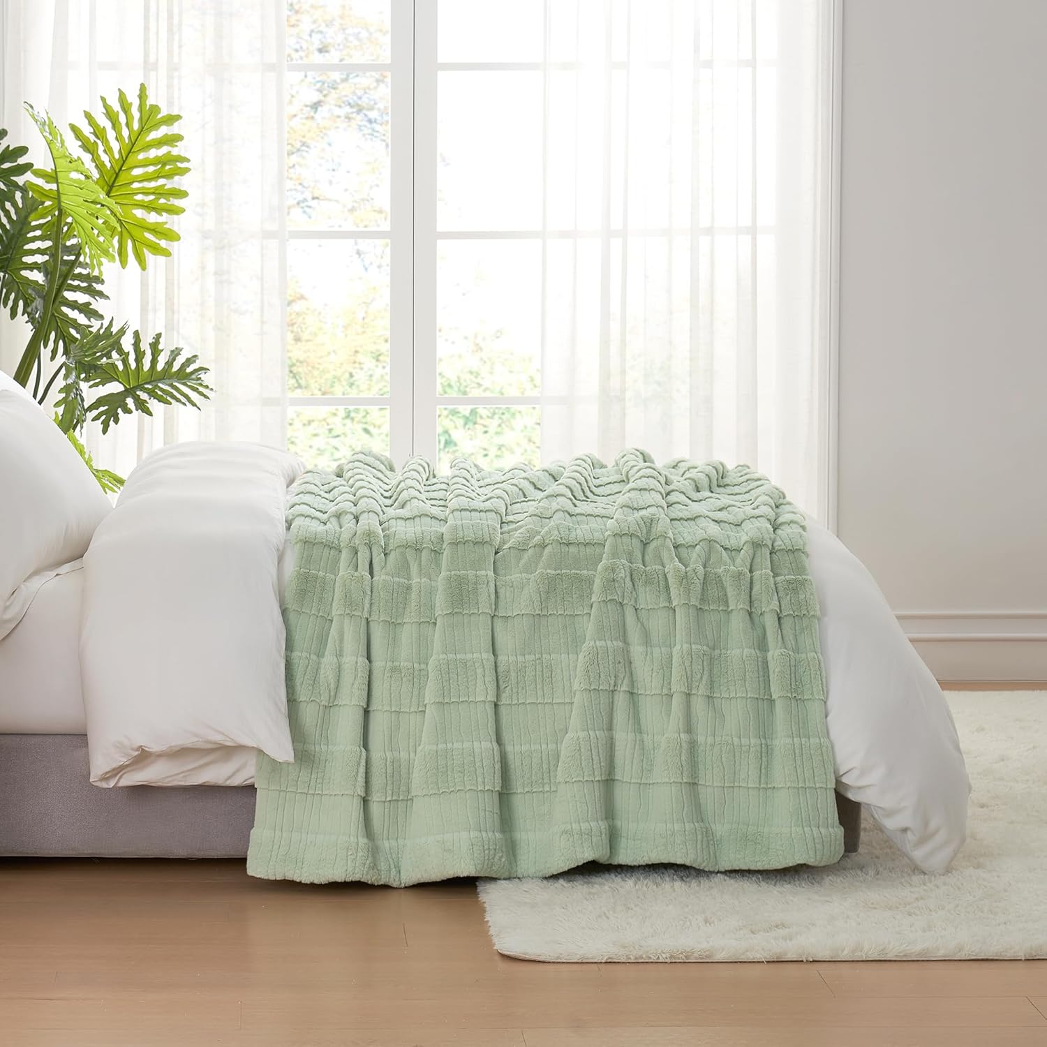 Amélie Home Luxury Striped Faux Fur Throw Blanket for Couch, Embossed Split Fur Cozy Fuzzy Fluffy
