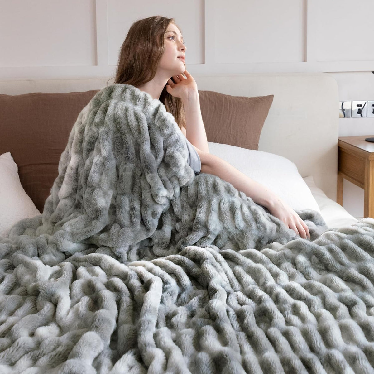 Faux Fur Blanket, Twin Size Oversized Throw Blanket for Couch, Fluffy Blanket with Stretch Ruched