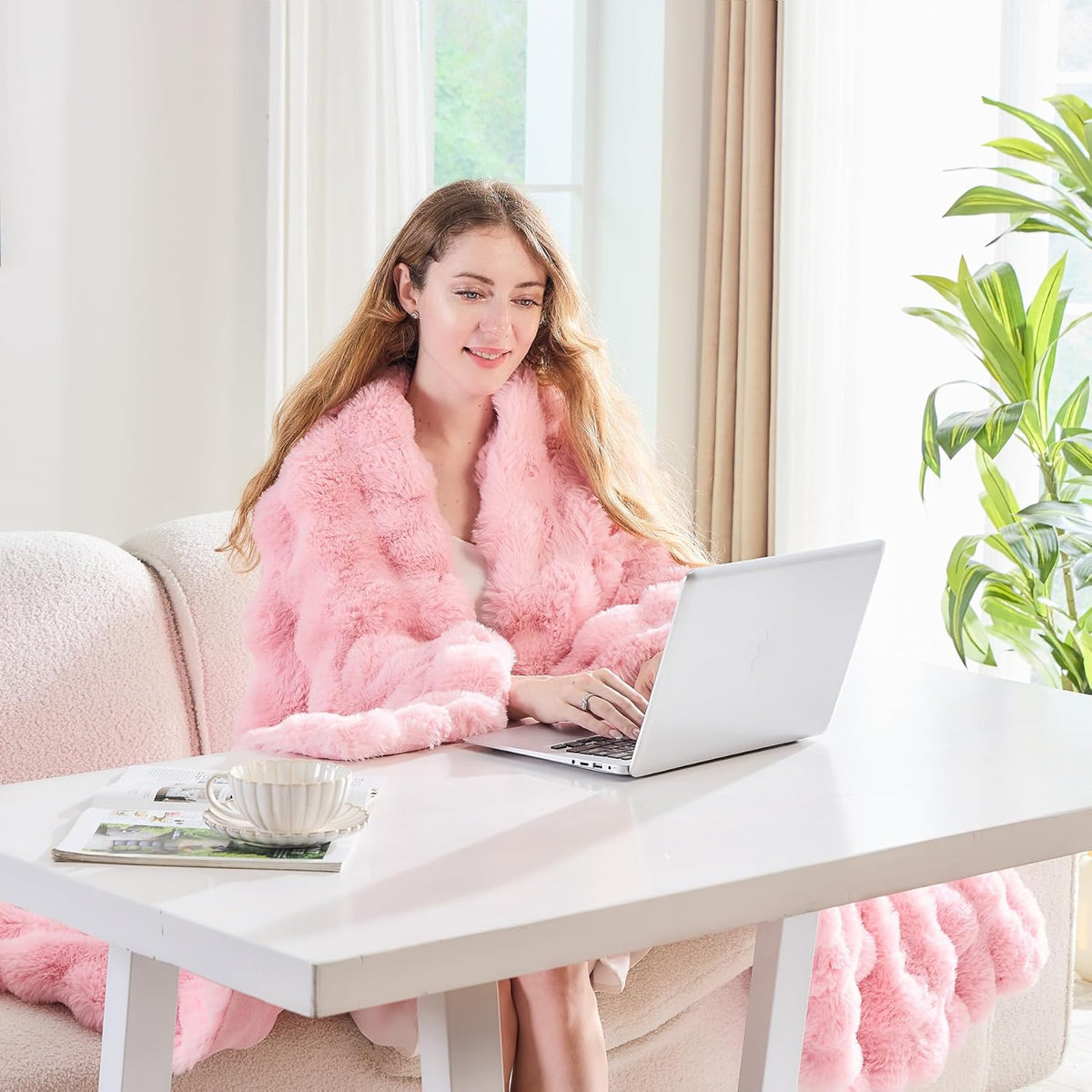 Lotus Karen Faux Fur Throw Blanket Pink - Big Bubble Rabbit Fluff Blanket for Couch, Large Fluffy