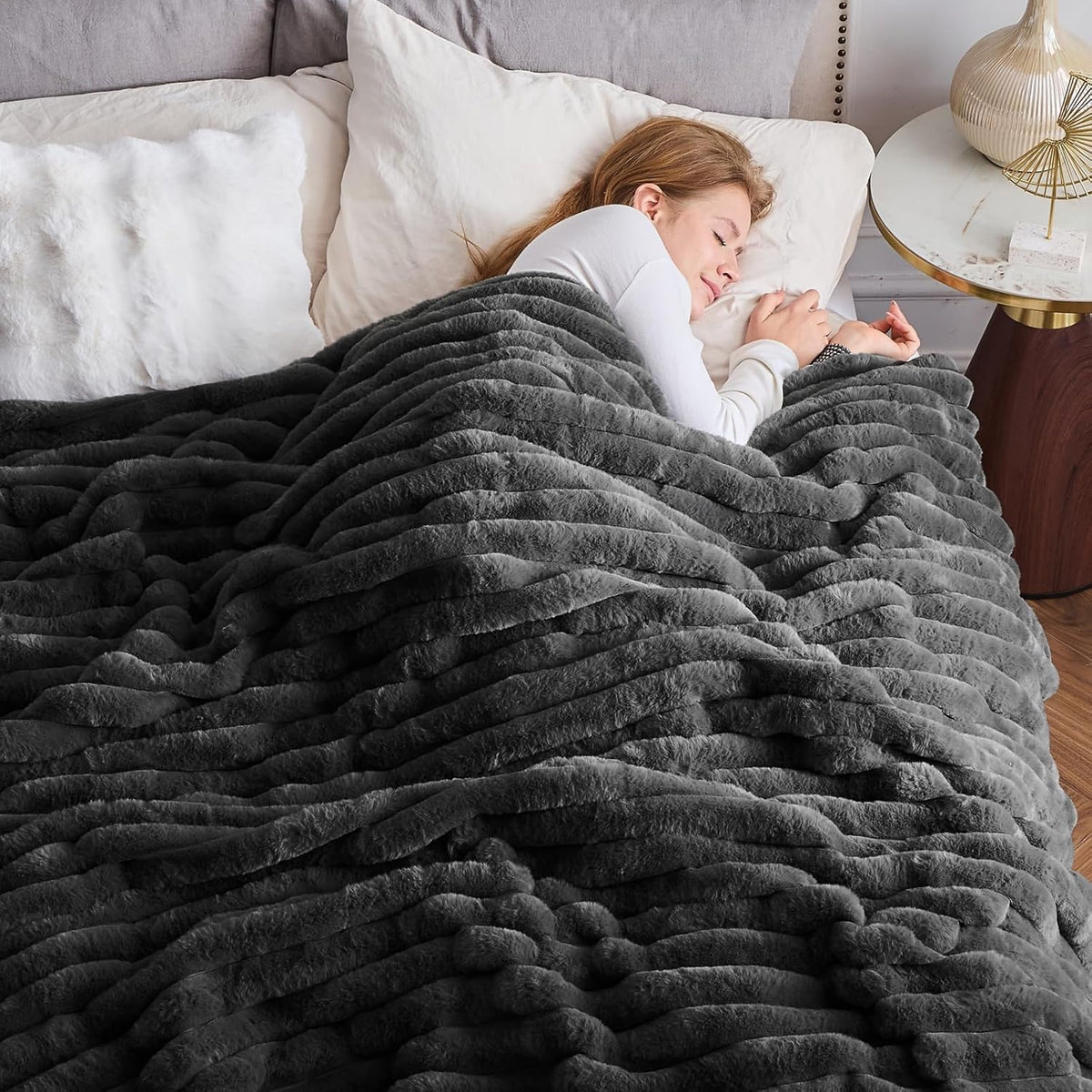 NEWCOSPLAY Faux Fur Throw Blanket Grey 3D Ribbed Plush Thick Warm Blanket for Couch Sofa Bed 850GSM
