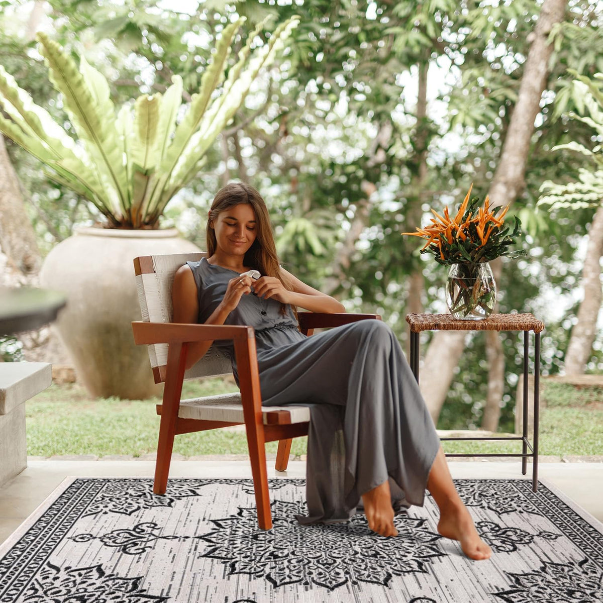 CAMILSON Outdoor Rug, 5x7 Medallion White Black Modern Area Rugs for Indoor and Outdoor Patios