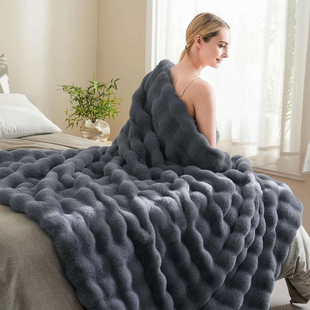 BENVWE Faux Fur Throw Blanket for Couch Bed - Fluffy Soft Thick Bubble Blanket for Living Room Home