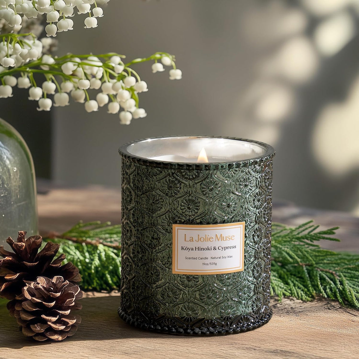 LA JOLIE MUSE Kōya Hinoki & Cypress Scented Candle – Pine, Leather & Hinoki | 19 oz Festive