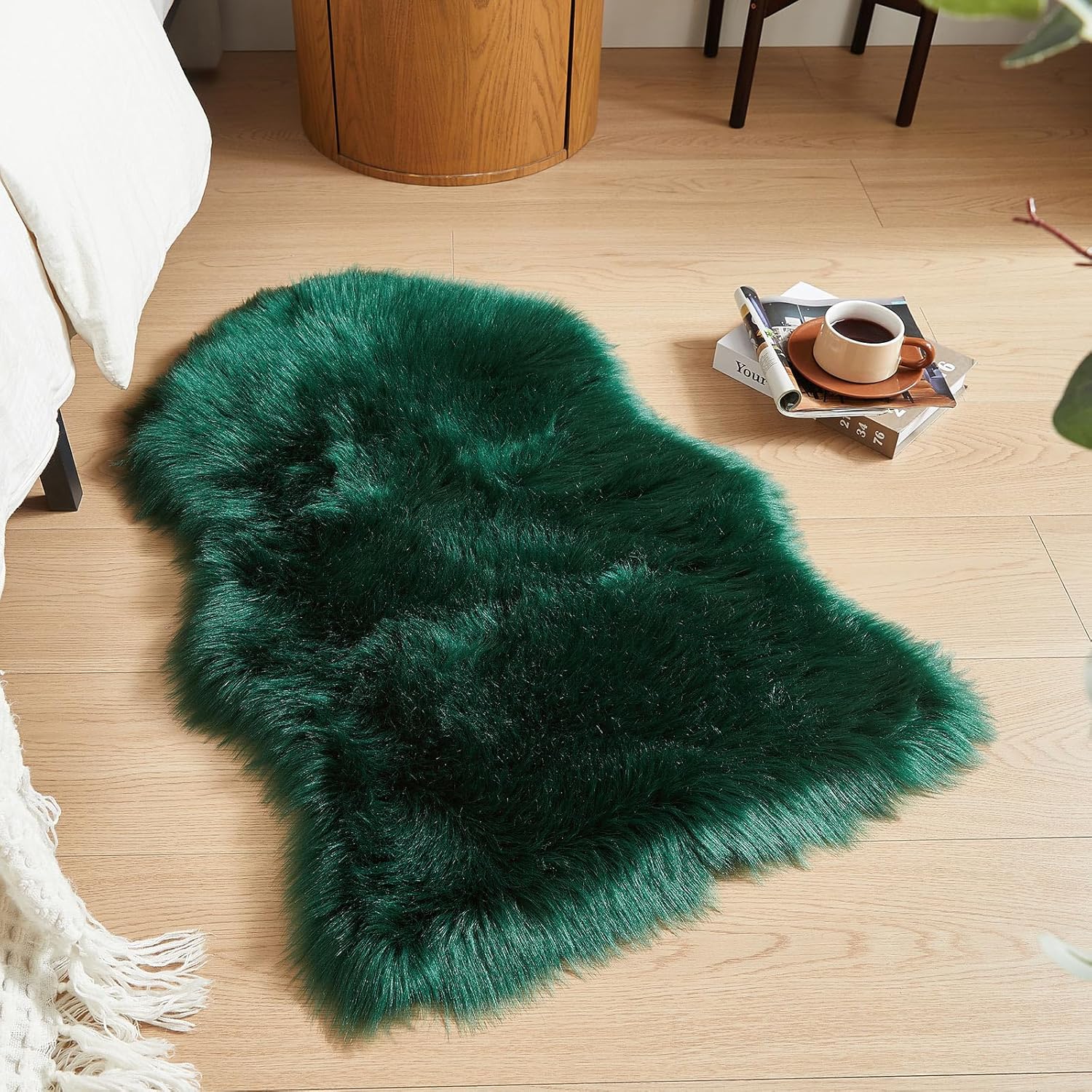 AMTOVO Faux Fur Rug, Dark Green Small Area Rug, Fluffy Sheepskin Rug, Fuzzy Ultra Soft 2 x 3 ft
