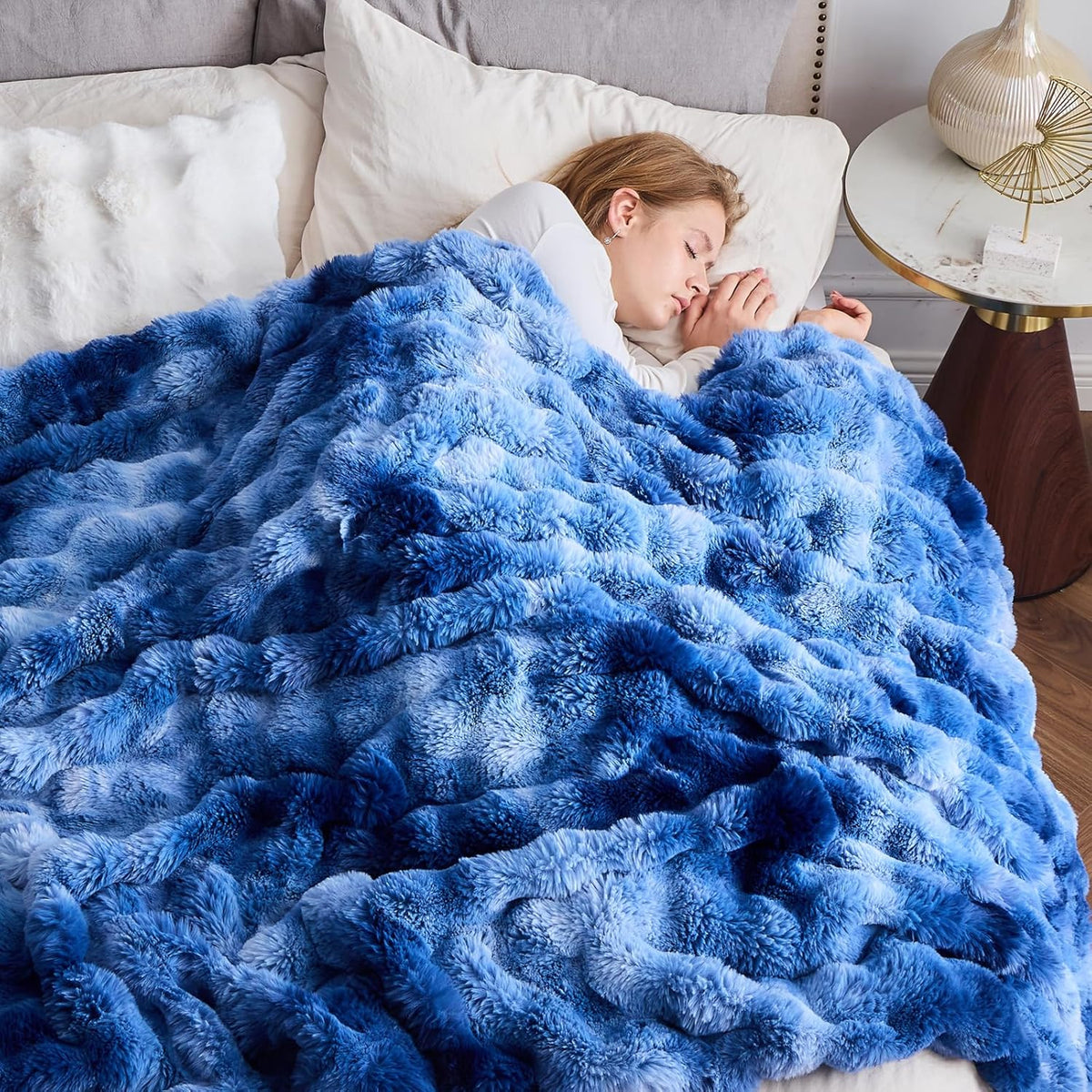 NEWCOSPLAY Faux Fur Throw Blanket Indigo Luxury Fluffy Thick Warm Bubble Blanket for Couch Sofa Bed