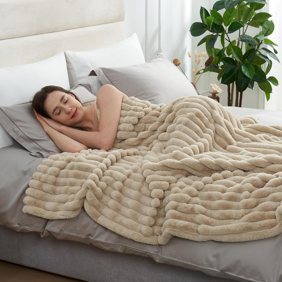 Amélie Home Faux Fur Throw Blanket for Couch, Cozy Fuzzy Fluffy Fur Luxurious Soft Striped Plush