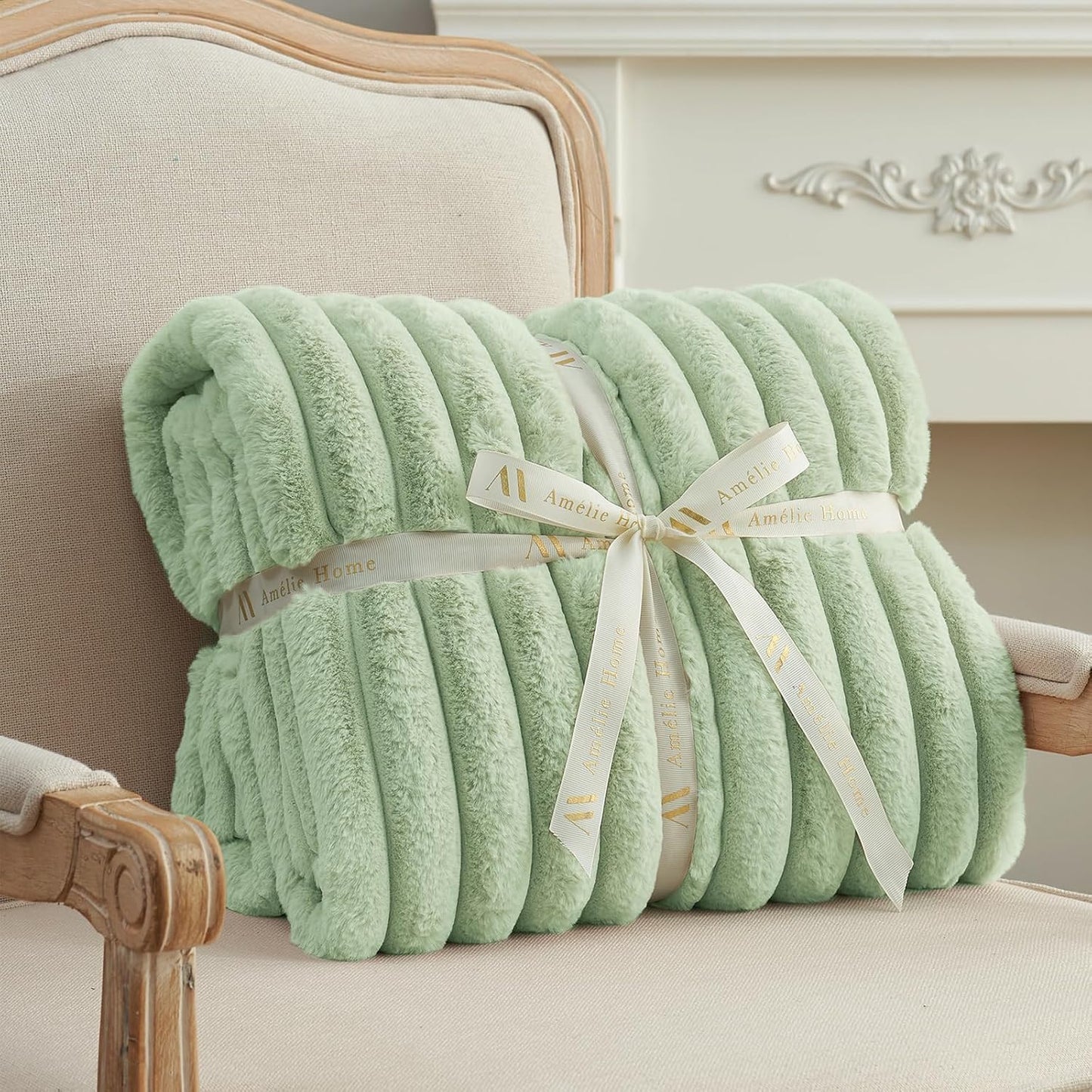 Amélie Home Faux Fur Throw Blanket for Couch, Cozy Fuzzy Fluffy Fur Luxurious Soft Striped Plush