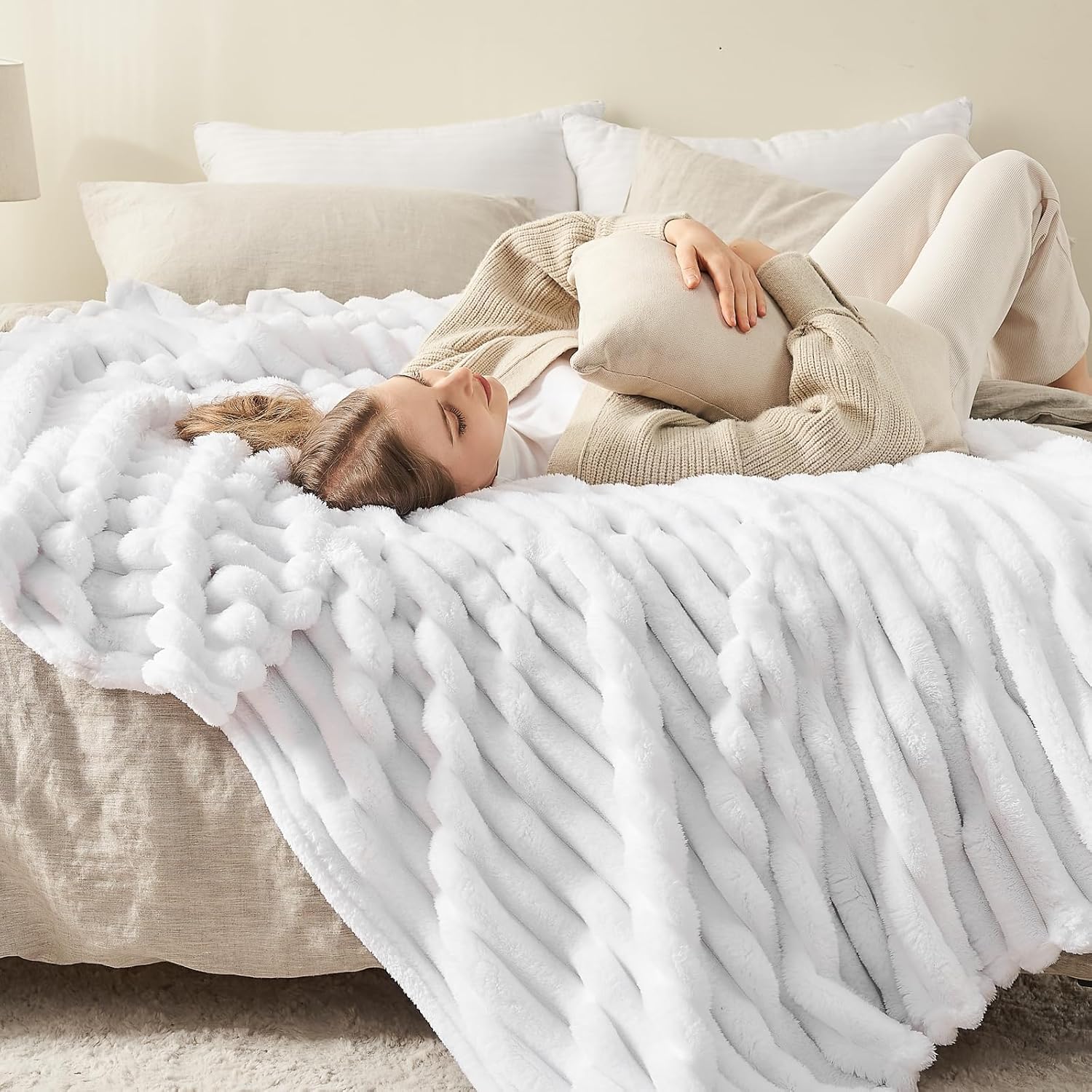 NEWCOSPLAY Super Soft Queen Blanket White Premium Silky Flannel Fleece 3D Ribbed Jacquard