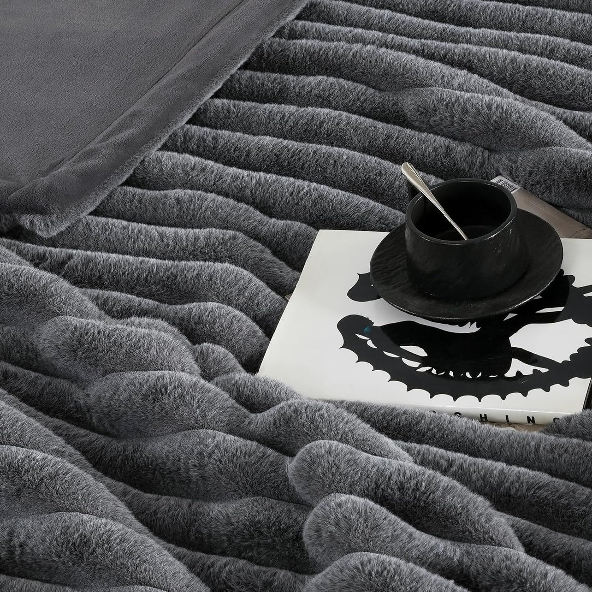 Amélie Home Faux Fur Throw Blanket for Couch, Ultra Cozy Fuzzy Fluffy Fur Luxurious Soft Striped